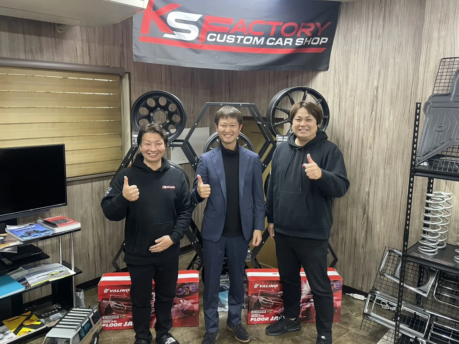 横井選手とKSファクトリースタッフ